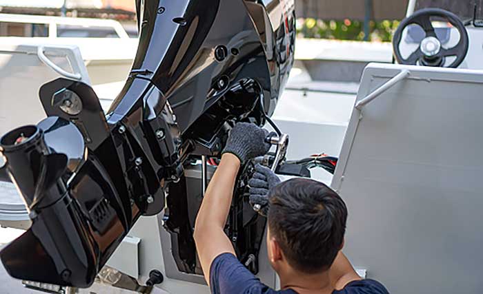 servicing-outboard-engine